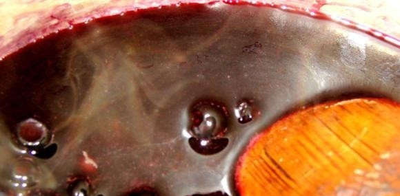 1. Этап. Желе из ягод: Выкладываем ягоды в глубокую кастрюлю и засыпаем половиной сахара не перемешивая. Накрываем крышкой и оставляем на два часа, нам необходимо, чтобы ягода дала сок.