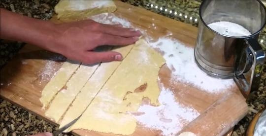 1. Этап. Сладкий хворост: 2. Разрежьте тесто полосками около 2 сантиметров в ширину.