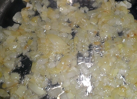 1. Этап. Пирог с опятами: 4. Обжариваем его до золотистого оттенка на отдельной сковороде.