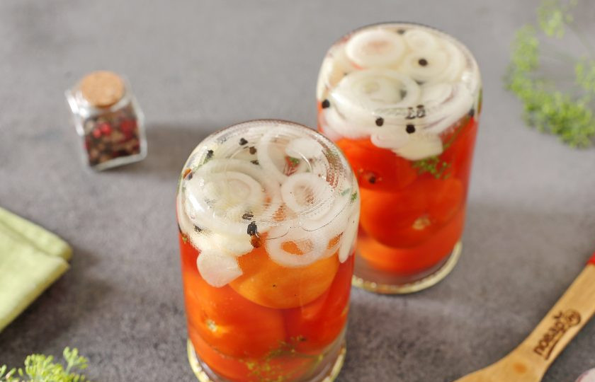 1. Этап. Маринованные помидоры с луком и чесноком на зиму: Перелейте кипящий маринад обратно в банки, банки закрутите, переверните, укутайте и оставьте до остывания.