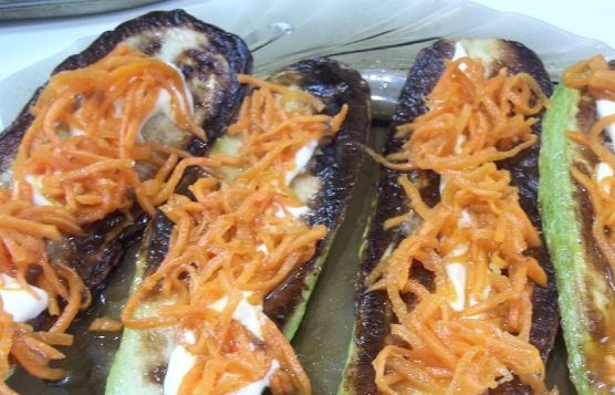 1. Этап. Закусочные рулетики из кабачков: Поверх майонеза кладите корейскую морковь. Постарайтесь как можно тщательнее ее распределить.