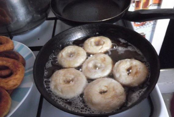 1. Этап. Пончики без дрожжей: Обжариваем с двух сторон.