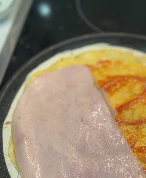 1. Этап. Омлет в лаваше-кругляше: Выложить на одну половину ломтик ветчины