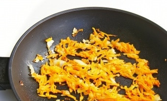 1. Этап. Тушеная курица в кастрюле: 3. Лук порубите произвольно (только не очень мелко), морковь натрите на терке. Обжарьте их с растительным маслом до золотистого цвета (на сковороде).