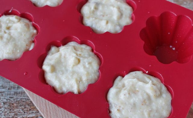 1. Этап. Диетический десерт из творога и банана: Сбрызните водой силиконовые формочки, наполните их творожной массой. Отправьте в микроволновку на 5 минут при высокой мощности.