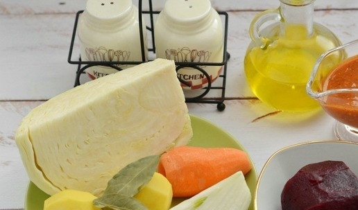 1. Этап. Борщ с бараниной и печёной свеклой: Подготовьте все овощи для борща, очистите и сполосните их. А свеклу заранее запеките в кожуре до готовности и очистите. Вместо запекания вы можете отварить свеклу в кожуре до готовности. Конечно, одну свеколку запекать или отваривать нецелесообразно. Поэтому я часто запекаю несколько корнеплодов свеклы в фольге в духовке, а затем храню их в холодильнике, не разворачивая фольгу. Так всегда под рукой есть готовая свекла, хоть для салата, хоть для борща. А чтобы не 