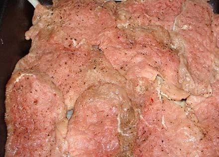 1. Этап. Картофель с мясом по-капитански: Нарежьте лук кольцами. Нанесите на форму небольшое количество растительного масла и размажьте его по всей поверхности. Укложите подготовленные продукты. Первый слой — это третья часть лука. После чего поместите в форму мясо. Необходимо нанести мясо таким образом, чтобы покрыть всю поверхность формы. Посолите, поперчите и дайте постоять, чтобы мясо немного впитало соль и специи.