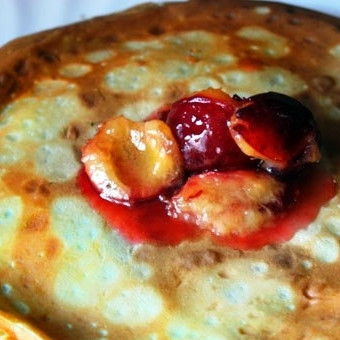 1. Этап. Блинчики со сливами: На обжаренную сторону каждого блинчика выкладываем небольшую часть слив без жидкости (жидкость будет нашим соусом при подаче). Заворачиваем блинчики, как вам удобно.