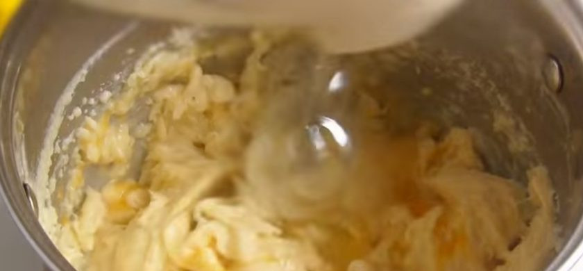 1. Этап. Пончики заварные по-французски: 2. Добавьте всю муку и быстро, интенсивно перемешайте. Должно получиться мягкое гладкое тесто. Дайте массе немного остыть (она должна быть теплой) и по одному добавьте яйца, каждый раз хорошо перемешивая лопаткой или миксером.