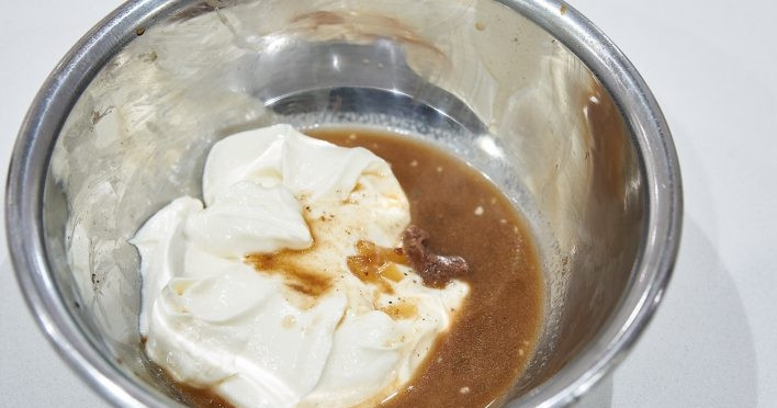 1. Этап. Бефстроганов (классический рецепт): 6. Отберите немного бульона и остудите его, смешайте со сметаной и мукой.