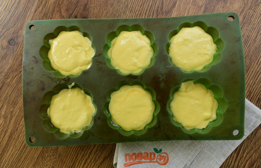 1. Этап. Капкейки с вишней и взбитыми сливками: Закройте вишенки тестом, заполняя формочки не более, чем на 2/3. Поставьте запекаться в разогретую духовку на 35-40 минут. Ориентируйтесь по своей духовке. Готовность кексов проверьте после 30 минут на сухую зубочистку.