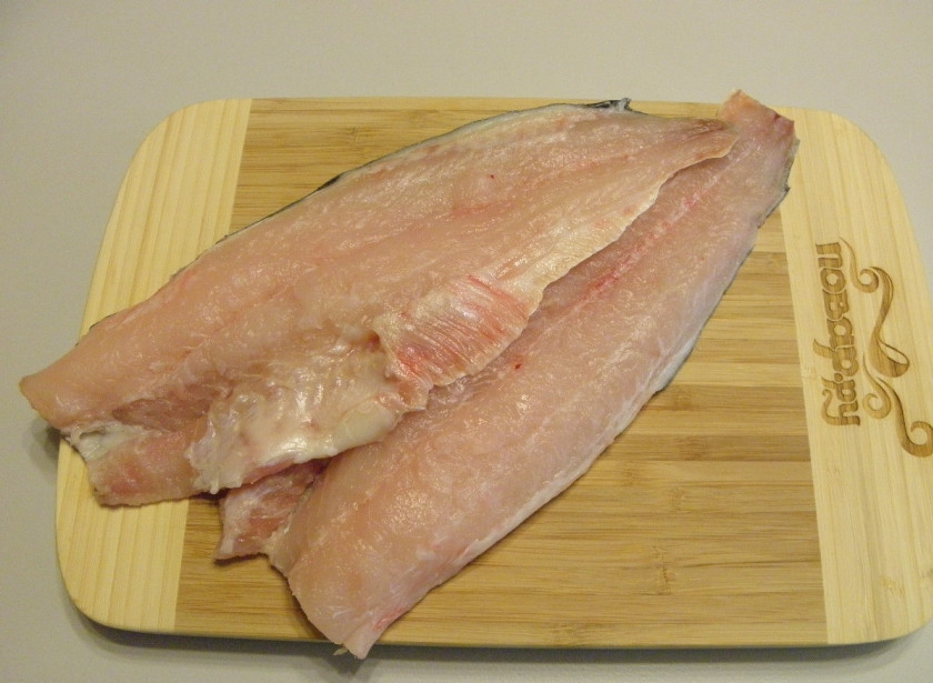 1. Этап. Пангасиус в мультиварке: Снимите филе с кости. Снимите кожу. Проверьте, чтобы не было костей.