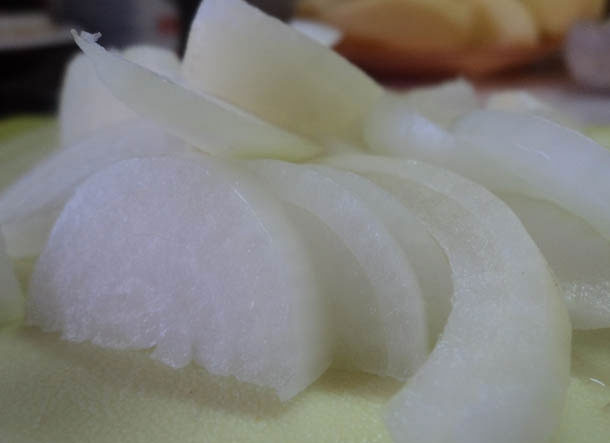 1. Этап. Жаркое в горшочке в духовке: Итак, приступим: нарезам лук полукольцами.