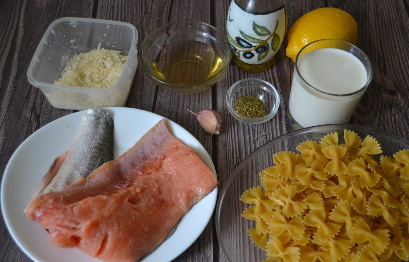 1. Этап. Фарфалле с лососем в сливочном соусе: Подготовьте ингредиенты.