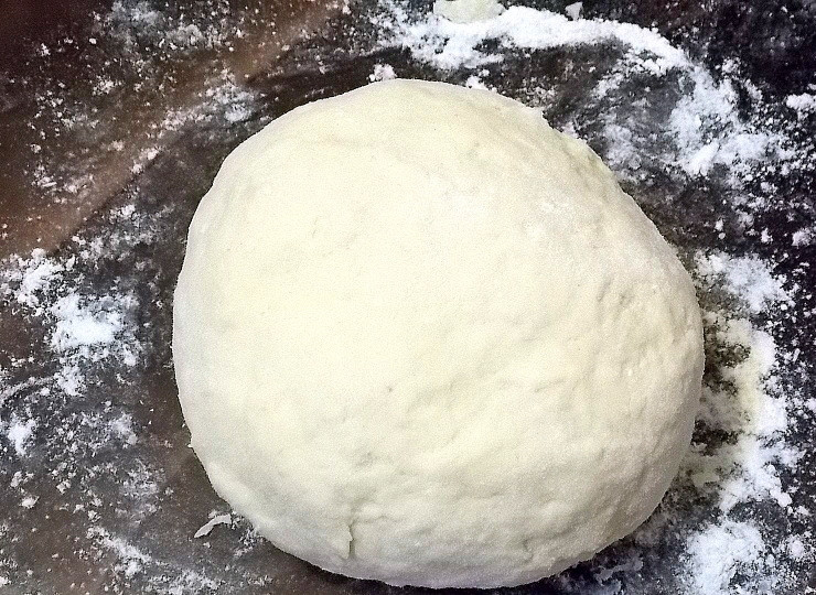 1. Этап. Творожные булочки со сгущенкой: Соедините обе массы и замесите мягкое тесто.