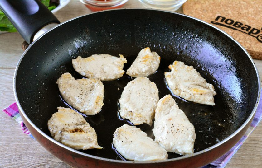 1. Этап. Шаурма в лепешке по-домашнему: Куриное филе сполосните, нарежьте слайсами (пластинами). Выложите кусочки курицы на сковороду с разогретым маслом. Обжаривайте филе с двух сторон по 2-3 минуты, чтобы слегка подрумянилось. Посолите и поперчите по вкусу.