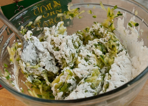 1. Этап. Драники с сыром и зеленым луком: 4. Соедините муку с разрыхлителем, добавьте к овощам, перемешайте.