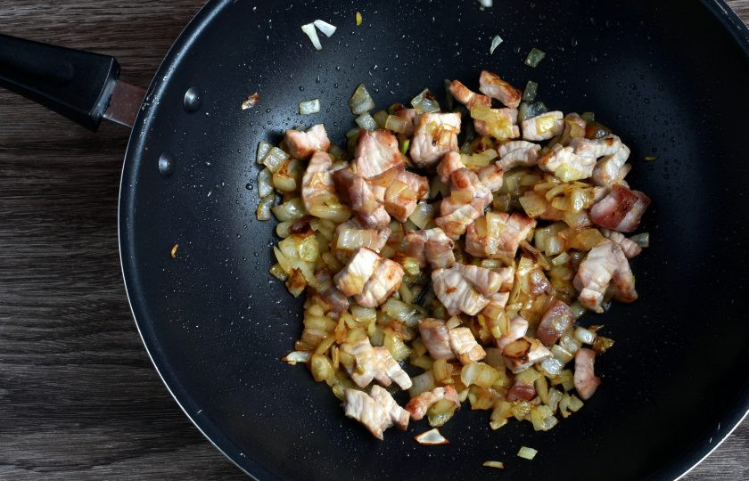 1. Этап. Пуктяй: В кастрюле с толстым дном, казане или воке разогрейте 2 столовых ложки масла и обжарьте мясо, нарезанное некрупными кубиками, до легкой корочки. Добавьте лук кубиками и жарьте до позолоты.