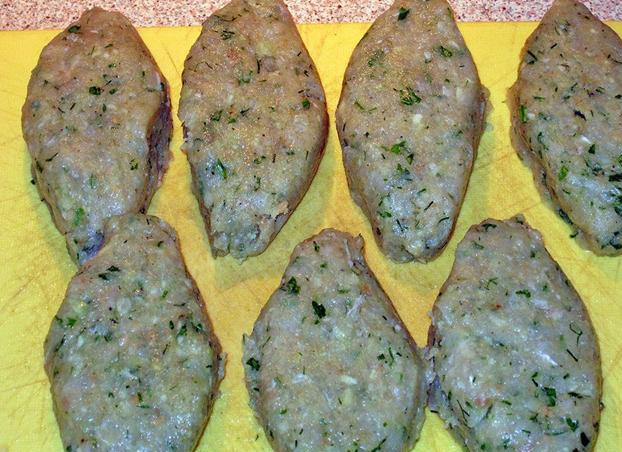 1. Этап. Рыбные котлеты в аэрогриле: Мокрыми руками формируем котлеты. Затем обваляйте их в панировочных сухарях.