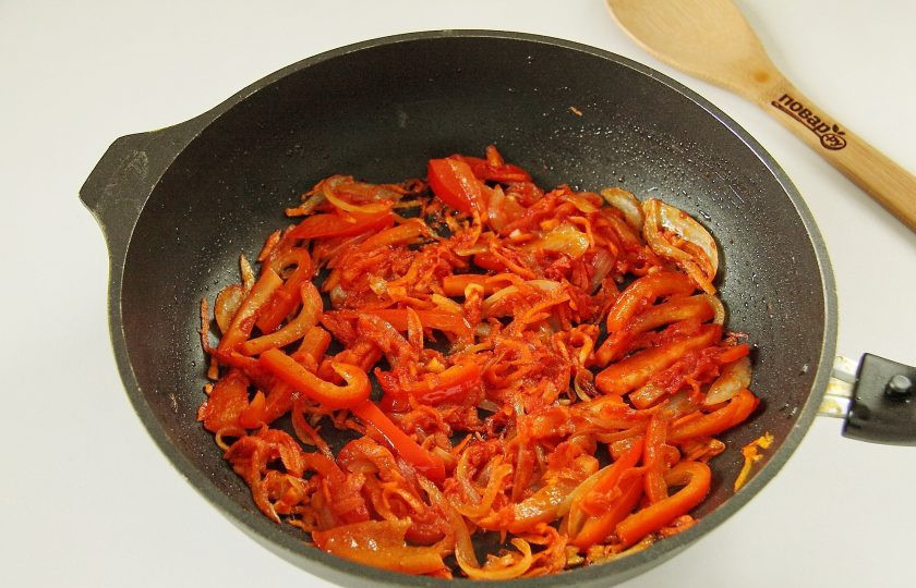 1. Этап. Рассольник из свежих огурцов: Обжарьте все вместе 2-3 минуты.