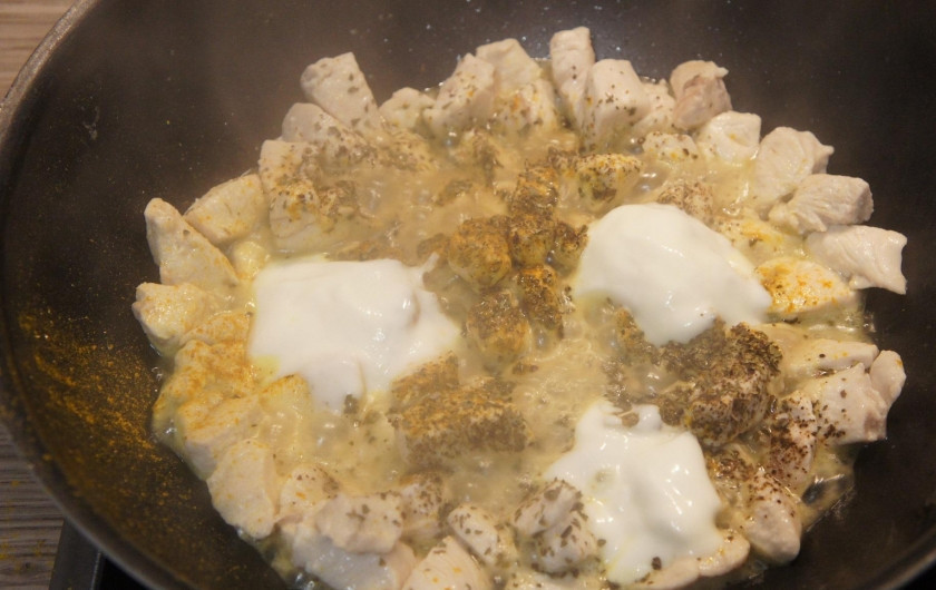 1. Этап. Курица с рисом в сковороде: Потом добавляем специи, сметану и даем потушиться пару минут.