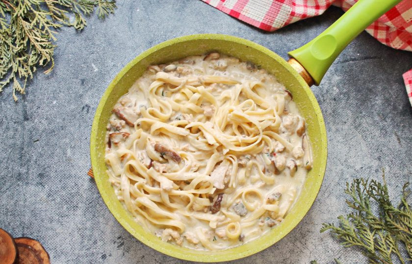 1. Этап. Паста с фаршем и белыми грибами: Выложите в сковороду отварную пасту, перемешайте и прогрейте еще 1 минуту. Снимите сковороду с огня, закройте крышкой и дайте постоять 5 минут.