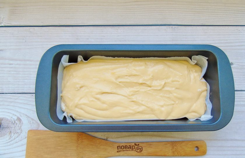 1. Этап. Лимонный кекс с сиропом: Выложите тесто в форму, смазанную маслом или постелите пекарскую бумагу.