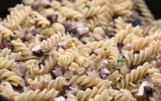 1. Этап. Паста с белыми грибами: Отправьте в сковороду пасту, перемешайте.