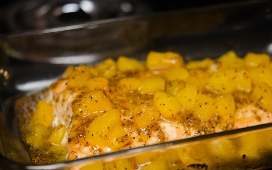 1. Этап. Лосось с персиками: Отправьте противень в разогретую до 200 градусов духовку на 12-15 минут. Затем снимите фольгу и оставьте рыбу в духовке еще на 3-5 минут, чтобы получилась красивая корочка.