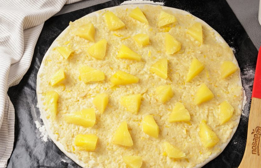 1. Этап. Сладкая пицца с ананасами: Выложите нарезанные ананасы.