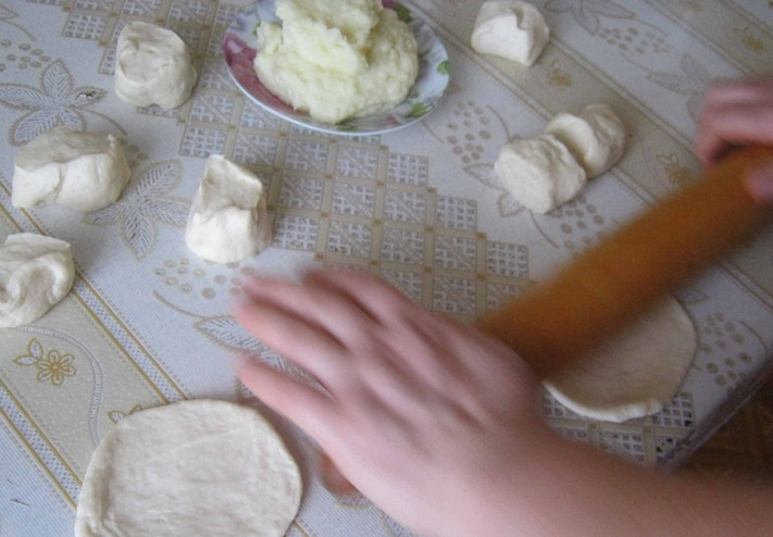 1. Этап. Дрожжевое тесто с картофелем: Каждый кусочек раскатываем в лепешку. Выкладываем в центр картофель.