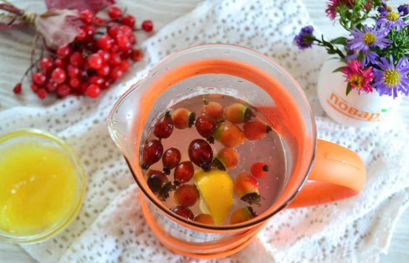 1. Этап. Чай из шиповника: Залейте содержимое чайника горячей водой (я заливаю не крутым кипятком, температура воды примерно 80 градусов (но вода должна быть предварительно кипяченая).