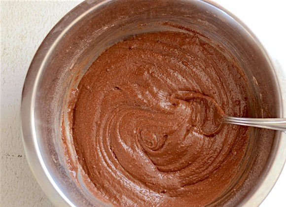 1. Этап. Простые шоколадные кексы: 3. Перемешайте все ингредиенты в миске, чтобы сформировалось однородное тесто.