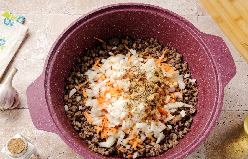 1. Этап. Картофель с фаршем и рисом: Добавьте нарезанный кубиками лук, тёртую морковь, соль и специи по вкусу.