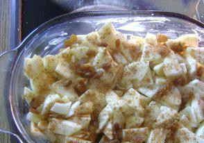 1. Этап. Яблочная бабка: Очистим яблоки от кожуры и сердцевины, нарежем их тонкими ломтиками и сбрызнем лимонным соком. Выложим яблоки поверх кусочков батона, посыпем сахаром и корицей.