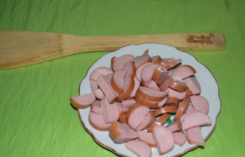 1. Этап. Пирог с капустой и овощами: Нарежьте сосиски.