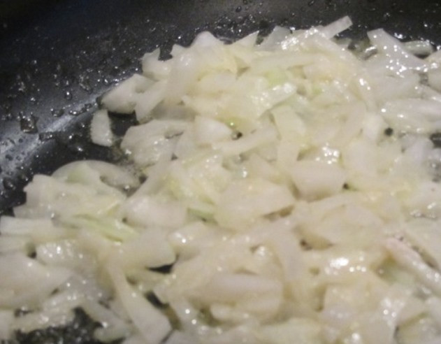 1. Этап. Жульен с макаронами: Порежьте и обжарьте лук, постоянно помешивайте, чтобы не подгорел.