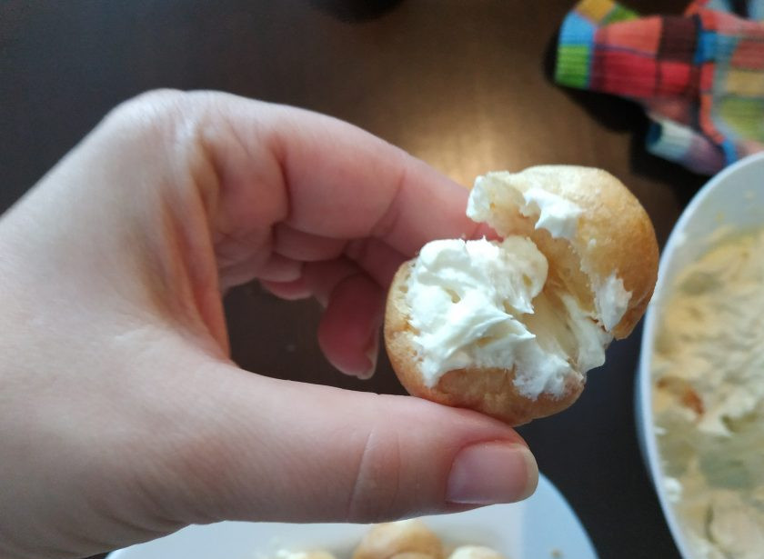 1. Этап. Торт Золотые купола: Можно наполнить профитроли с помощью кондитерского мешка, но я просто делаю разрез на донышке и ложкой вкладываю крем.