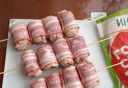 1. Этап. Шашлычки из филе индейки: Мясные рулетики следует нанизать на шпажки, смоченные в воде.