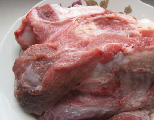 1. Этап. Лагман из говядины в мультиварке: Говядину промойте и обсушите.