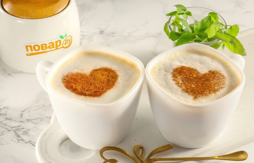 1. Этап. Кофе Для двоих: Вырежьте в бумаге сердечко и через ситечко потрусите над чашками с трафаретом молотую корицу. У вас на пенке получится сердечко. Подайте кофе любимым сразу же после приготовления.