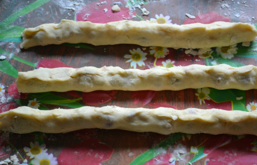 1. Этап. Торт Сердце: Сформируйте трубочки, отправьте их в духовку на 15 минут.