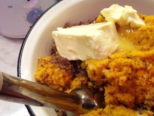 1. Этап. Печеночный паштет на зиму в банках: В одной посуде с помощью блендера смешиваем-измельчаем печень и овощи, добавляем соль и перец по вкусу, а также сливочное масло (уже немного размягченное).