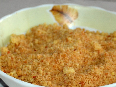 1. Этап. Слойки с яблоками и миндалем: Соединить масло комнатной температуры с сахаром, измельчённым миндалем и мукой так, чтобы получилась крошка. Может быть придётся корректировать количество муки.