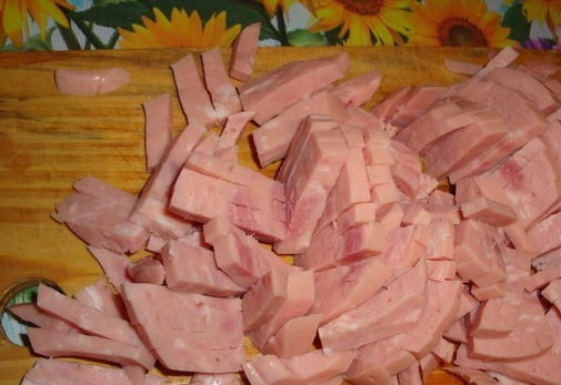 1. Этап. Картофельная запеканка с ветчиной: 2. Нарежьте ветчину ровными полосками (соломкой). Можно использовать и копченое мясо с жировыми прослойками.