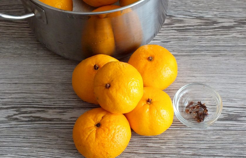 1. Этап. Варенье из целых мандаринов: Мандарины тщательно вымойте. Обсушите. Уберите место присоединения веточки. Разделите мандарины пополам. В одну часть воткните гвоздику.