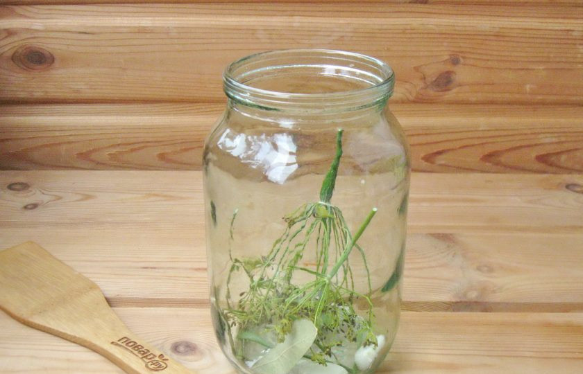 1. Этап. Помидоры с капустой без стерилизации: Добавьте лавровый лист.