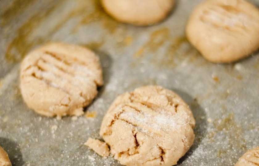 1. Этап. Печенье без глютена: Готовое печенье достаньте из духовке и посыпьте сахарной пудрой. Дайте ему немного остыть, и можно подавать к столу.