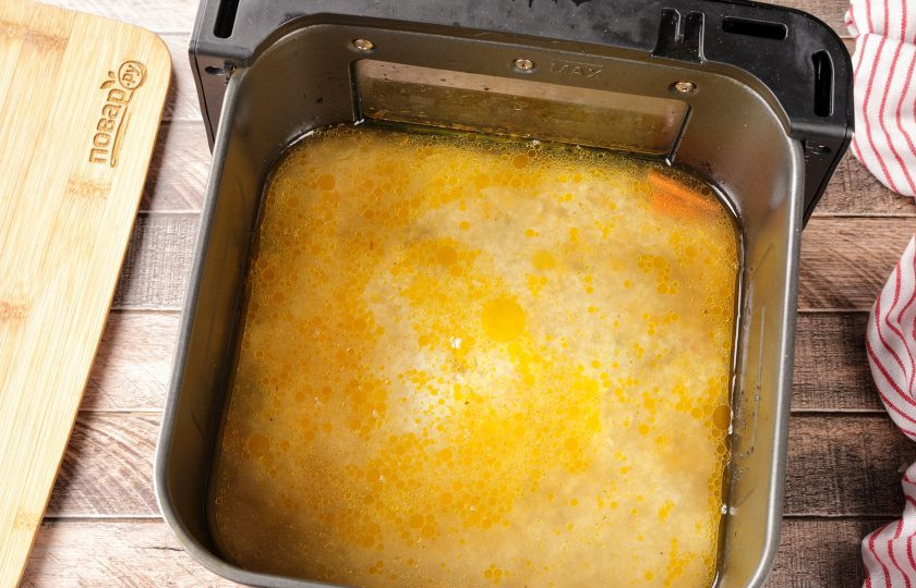 1. Этап. Плов в аэрогриле: Добавьте кипяток. Вода должна превысить уровень риса не более, чем на 2-2,5 см., иначе получится каша. Установите температуру 200 градусов и готовьте около часа или до готовности риса. Здесь есть ньюанс, примерно каждые 15-20 минут плов нужно аккуратно перемешивать.