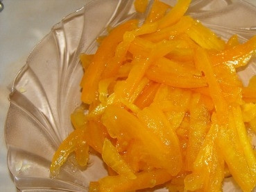 1. Этап. Салат из пекинской капусты с кальмарами: Помидор моем, разрезаем пополам, удаляем мякоть с семенами. Оставшуюся часть нарезаем соломкой. Возьмите один красный, а второй желтый помидор. Салат будет выглядеть ярче.